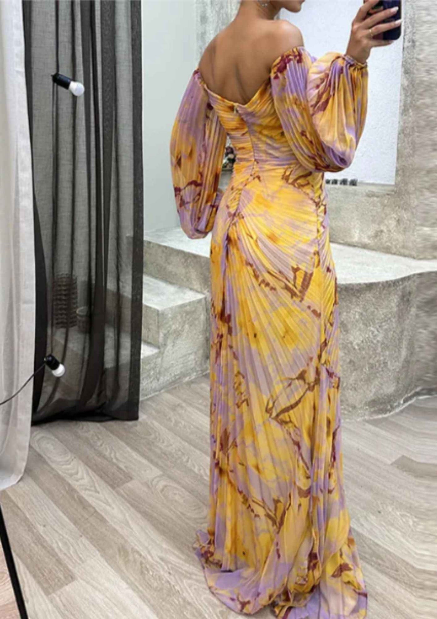 Elegant dress with v-neck